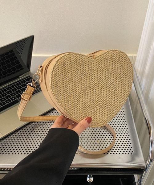 CERCA（チェルカ）の「Pochi Pouch/2way ミニ ハートデザイン わら編み ショルダーバッグ（ショルダーバッグ・レディース・ベージュ/ブラウン/ホワイト/ブラック・FREE）」の20枚目の写真