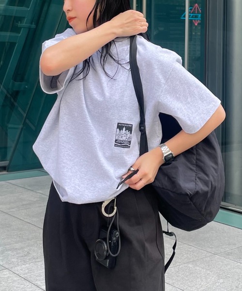 COLONY 2139(コロニートゥーワンスリーナイン)の「サイドプリントTシャツ(Tシャツ/カットソー・レディース・ネイビー/グレー/オフホワイト・FREE)」の1枚目の写真