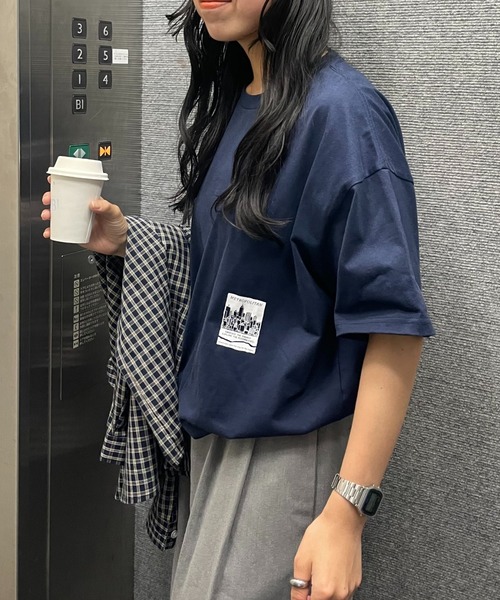 COLONY 2139(コロニートゥーワンスリーナイン)の「サイドプリントTシャツ(Tシャツ/カットソー・レディース・ネイビー/グレー/オフホワイト・FREE)」の21枚目の写真