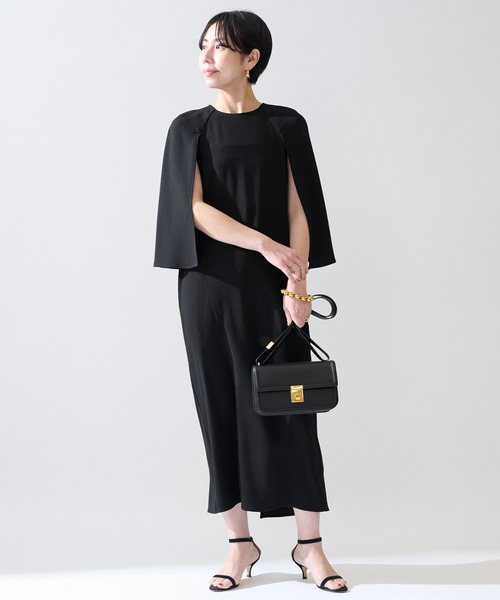 VERMEIL par iena(ヴェルメイユパーイエナ)の「ACEPOLYバックサテンケープ風ワンピース(ワンピース・レディース・ブラック/ネイビー・38/36)」の3枚目の写真