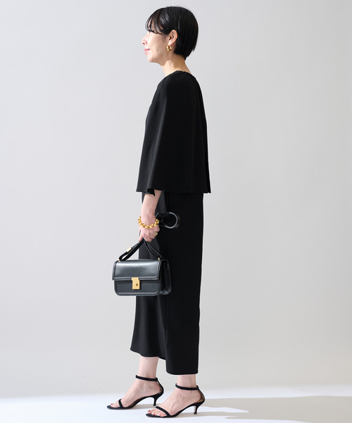 VERMEIL par iena(ヴェルメイユパーイエナ)の「ACEPOLYバックサテンケープ風ワンピース(ワンピース・レディース・ブラック/ネイビー・38/36)」の4枚目の写真