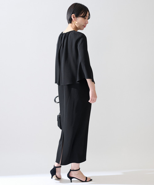 VERMEIL par iena(ヴェルメイユパーイエナ)の「ACEPOLYバックサテンケープ風ワンピース(ワンピース・レディース・ブラック/ネイビー・38/36)」の6枚目の写真