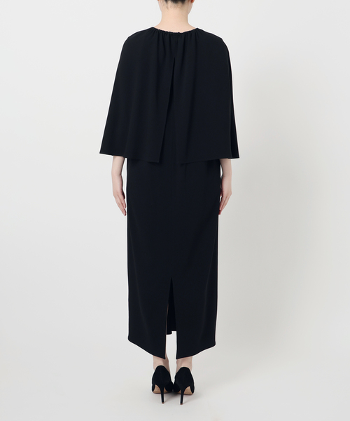 VERMEIL par iena(ヴェルメイユパーイエナ)の「ACEPOLYバックサテンケープ風ワンピース(ワンピース・レディース・ブラック/ネイビー・38/36)」の17枚目の写真