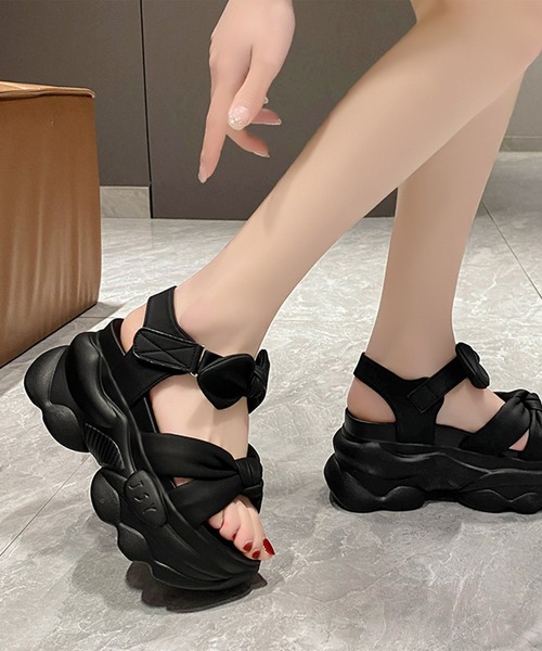 Lace Ladies（レースレディース）の「ツイスト リボン バックストラップ付き 厚底 サンダル（サンダル・レディース・ブラック/アイボリー・24.5cm/22.5cm/23cm/23.5cm/24cm）」の3枚目の写真