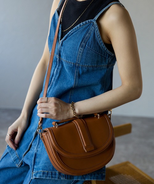 チャーム付きハンドルハーフムーンショルダーバッグ（ショルダー