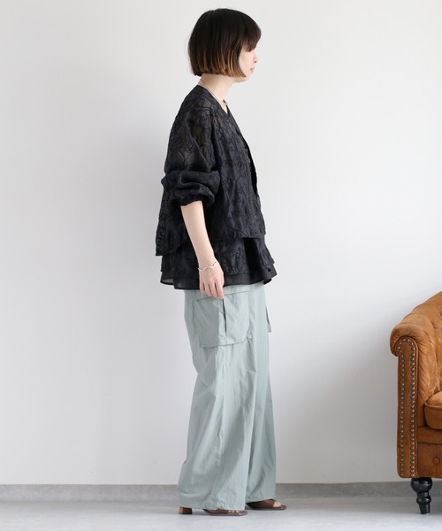 cepo（セポ）の「〈セットアップ対応〉フラワーシアーホックシャツブラウス（シャツ/ブラウス・レディース・オフホワイト/ブラック・M）」の5枚目の写真