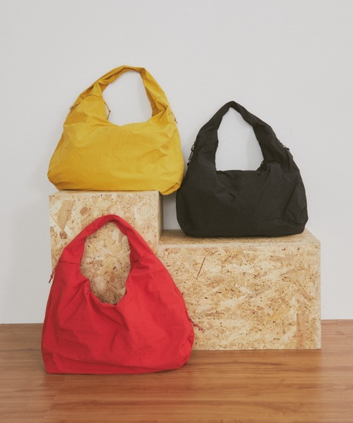 MERLOT（メルロー）の「【大容量】【A4サイズ、14inch以下のノートPC収納可能】ダブルジップカラービッグショルダーバッグ（ショルダーバッグ・レディース・ブラック/レッド/マスタード・FREE）」の2枚目の写真