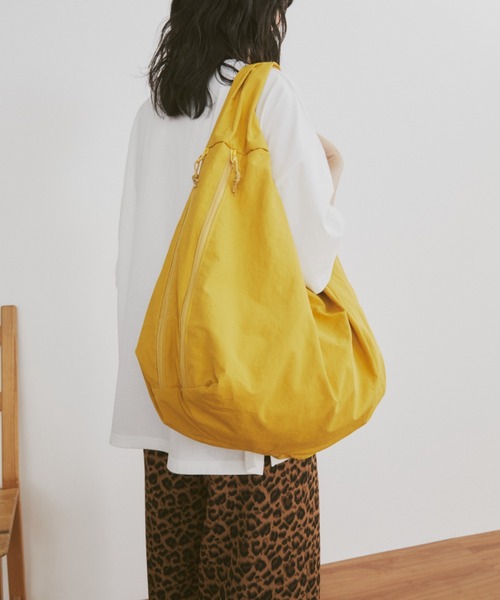 MERLOT（メルロー）の「【大容量】【A4サイズ、14inch以下のノートPC収納可能】ダブルジップカラービッグショルダーバッグ（ショルダーバッグ・レディース・ブラック/レッド/マスタード・FREE）」の8枚目の写真