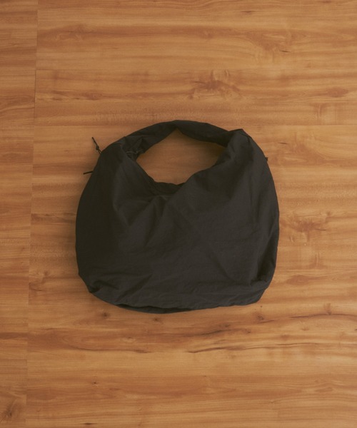 MERLOT（メルロー）の「【大容量】【A4サイズ、14inch以下のノートPC収納可能】ダブルジップカラービッグショルダーバッグ（ショルダーバッグ・レディース・ブラック/レッド/マスタード・FREE）」の6枚目の写真