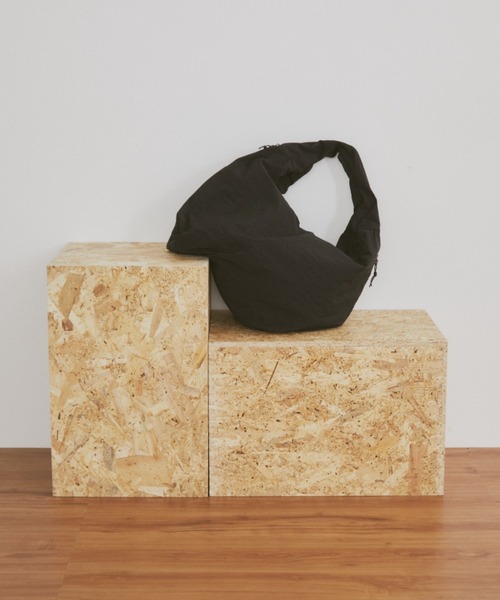 MERLOT（メルロー）の「【大容量】【A4サイズ、14inch以下のノートPC収納可能】ダブルジップカラービッグショルダーバッグ（ショルダーバッグ・レディース・ブラック/レッド/マスタード・FREE）」の5枚目の写真