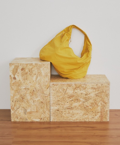 MERLOT（メルロー）の「【大容量】【A4サイズ、14inch以下のノートPC収納可能】ダブルジップカラービッグショルダーバッグ（ショルダーバッグ・レディース・ブラック/レッド/マスタード・FREE）」の9枚目の写真