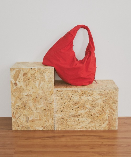 MERLOT（メルロー）の「【大容量】【A4サイズ、14inch以下のノートPC収納可能】ダブルジップカラービッグショルダーバッグ（ショルダーバッグ・レディース・ブラック/レッド/マスタード・FREE）」の18枚目の写真