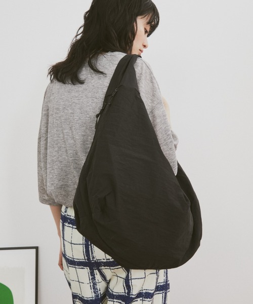 MERLOT（メルロー）の「【大容量】【A4サイズ、14inch以下のノートPC収納可能】ダブルジップカラービッグショルダーバッグ（ショルダーバッグ・レディース・ブラック/レッド/マスタード・FREE）」の20枚目の写真