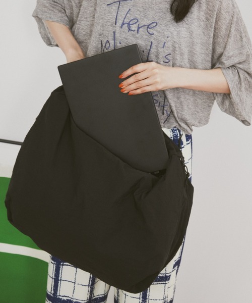 MERLOT（メルロー）の「【大容量】【A4サイズ、14inch以下のノートPC収納可能】ダブルジップカラービッグショルダーバッグ（ショルダーバッグ・レディース・ブラック/レッド/マスタード・FREE）」の12枚目の写真