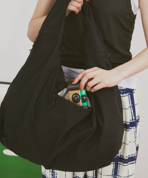 MERLOT（メルロー）の「【大容量】【A4サイズ、14inch以下のノートPC収納可能】ダブルジップカラービッグショルダーバッグ（ショルダーバッグ・レディース・ブラック/レッド/マスタード・FREE）」の11枚目の写真