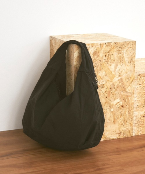 MERLOT（メルロー）の「【大容量】【A4サイズ、14inch以下のノートPC収納可能】ダブルジップカラービッグショルダーバッグ（ショルダーバッグ・レディース・ブラック/レッド/マスタード・FREE）」の4枚目の写真