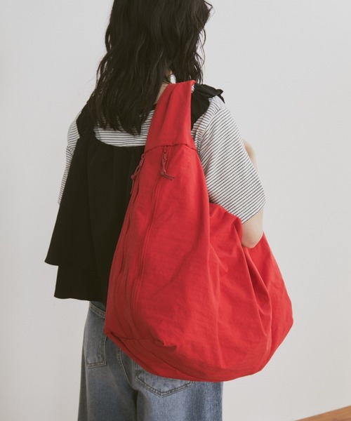 MERLOT（メルロー）の「【大容量】【A4サイズ、14inch以下のノートPC収納可能】ダブルジップカラービッグショルダーバッグ（ショルダーバッグ・レディース・ブラック/レッド/マスタード・FREE）」の21枚目の写真