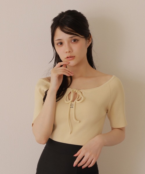 M DOLLY(エムドリー)の「*M DOLLY original* front drop hall ribbon tops/フロントドロップホールリボントップス(ニット/セーター・レディース・アイボリー/ブラック/モカ・FREE)」の2枚目の写真