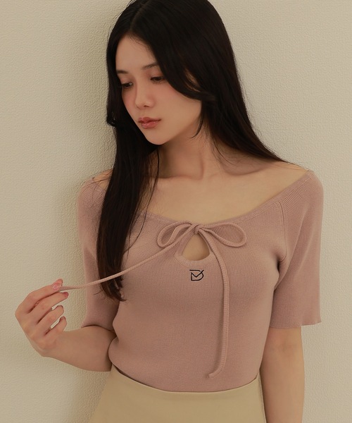 M DOLLY(エムドリー)の「*M DOLLY original* front drop hall ribbon tops/フロントドロップホールリボントップス(ニット/セーター・レディース・アイボリー/ブラック/モカ・FREE)」の3枚目の写真