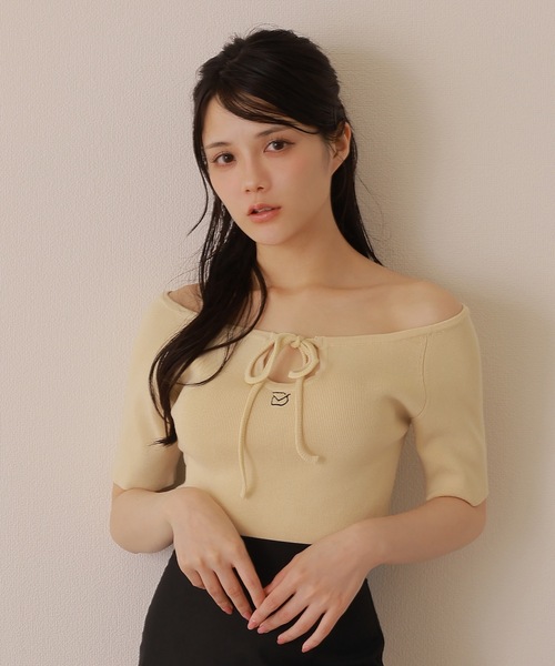 M DOLLY(エムドリー)の「*M DOLLY original* front drop hall ribbon tops/フロントドロップホールリボントップス(ニット/セーター・レディース・アイボリー/ブラック/モカ・FREE)」の4枚目の写真