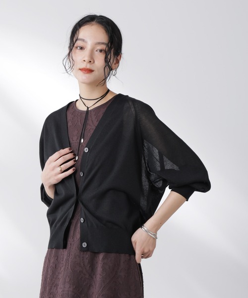 NANO universe（ナノユニバース）の「コットンスパークシアーVネックカーディガン（ニット/セーター・レディース・ブラック/ホワイト/イエロー・FREE）」の2枚目の写真