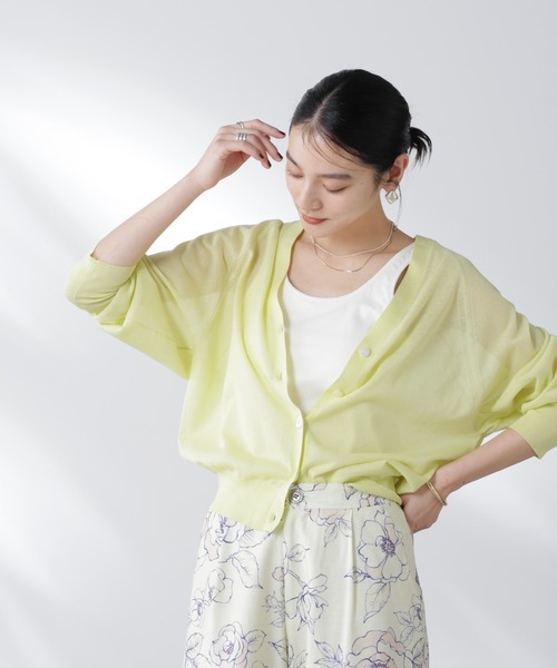 NANO universe（ナノユニバース）の「コットンスパークシアーVネックカーディガン（ニット/セーター・レディース・ブラック/ホワイト/イエロー・FREE）」の14枚目の写真