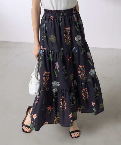 &. NOSTALGIA(アンドドットノスタルジア)の「【ZOZO限定】フラワープリントティアードスカート(スカート・レディース・ブラック/アイボリー・M)」の1枚目の写真