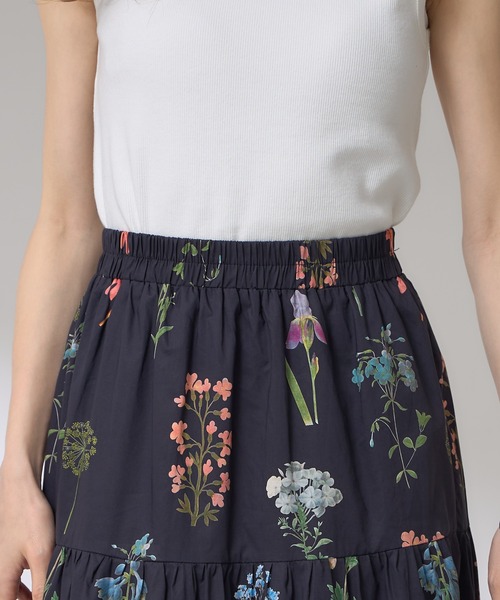 &. NOSTALGIA(アンドドットノスタルジア)の「【ZOZO限定】フラワープリントティアードスカート(スカート・レディース・ブラック/アイボリー・M)」の6枚目の写真