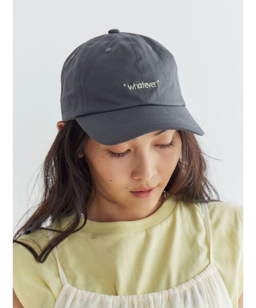 Ungrid(アングリッド)の「エンブロイダリーロゴキャップ(キャップ・レディース・レッド/オフホワイト/チャコールグレー・FREE)」の3枚目の写真