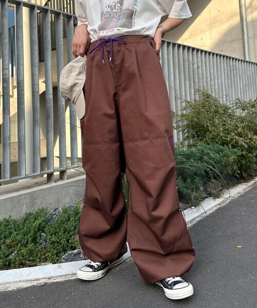 SOUNDSGOOOOD（サウンズグッド）の「【SOUNDS GOOOD】ダブルニースタッズパラシュートパンツ（カーゴパンツ・レディース・ブラック/ブラウン/レッド・ONE SIZE）」の5枚目の写真
