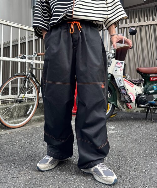 SOUNDSGOOOOD（サウンズグッド）の「【SOUNDS GOOOD】ダブルニースタッズパラシュートパンツ（カーゴパンツ・レディース・ブラック/ブラウン/レッド・ONE SIZE）」の11枚目の写真