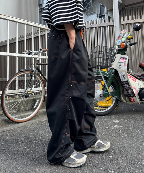 SOUNDSGOOOOD（サウンズグッド）の「【SOUNDS GOOOD】ダブルニースタッズパラシュートパンツ（カーゴパンツ・レディース・ブラック/ブラウン/レッド・ONE SIZE）」の14枚目の写真