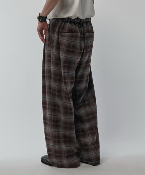 Lui's(ルイス)の「【Neucon/ニューコン】ストライプ/チェック ワイドストレートスラックス(スラックス・メンズ・ブラック/ブラウン・2/1)」の9枚目の写真