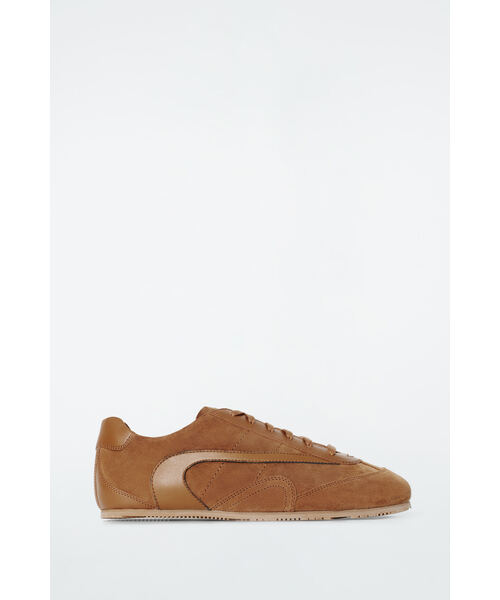 COS(コス)の「ミニマルスエードスニーカー(スニーカー・レディース・グレー/ブラウン/ブラウン系その他/ダークブラウン/ダークブラウン系・37/38/39/40/41/36)」の13枚目の写真