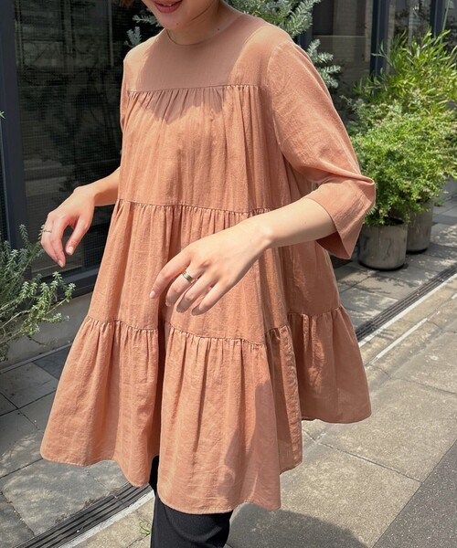 qualite（カリテ）の「【後ろ姿も美しく】ティアードチュニック/オフィスカジュアル/夏服/春服（シャツ/ブラウス・レディース・ブラック/オフホワイト/ブラウン系その他・フリー）」の3枚目の写真