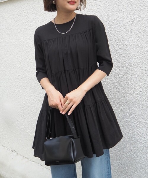 qualite（カリテ）の「【後ろ姿も美しく】ティアードチュニック/オフィスカジュアル/夏服/春服（シャツ/ブラウス・レディース・ブラック/オフホワイト/ブラウン系その他・フリー）」の2枚目の写真