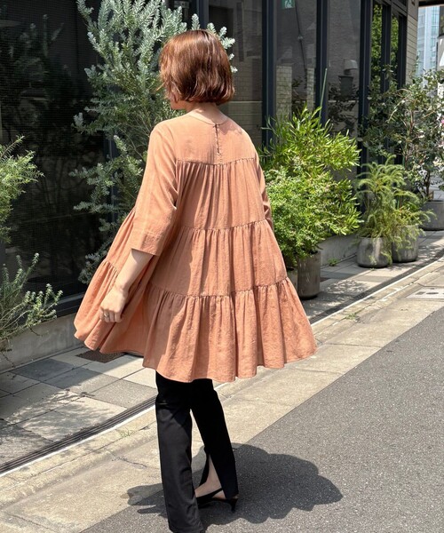 qualite（カリテ）の「【後ろ姿も美しく】ティアードチュニック/オフィスカジュアル/夏服/春服（シャツ/ブラウス・レディース・ブラック/オフホワイト/ブラウン系その他・フリー）」の20枚目の写真