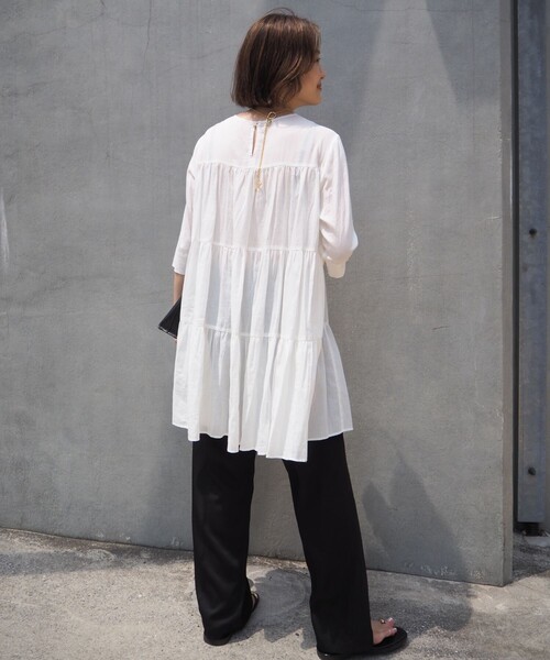 qualite（カリテ）の「【後ろ姿も美しく】ティアードチュニック/オフィスカジュアル/夏服/春服（シャツ/ブラウス・レディース・ブラック/オフホワイト/ブラウン系その他・フリー）」の22枚目の写真