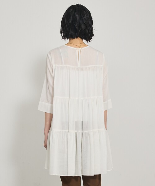 qualite（カリテ）の「【後ろ姿も美しく】ティアードチュニック/オフィスカジュアル/夏服/春服（シャツ/ブラウス・レディース・ブラック/オフホワイト/ブラウン系その他・フリー）」の9枚目の写真