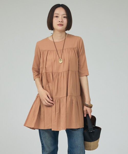qualite(カリテ)の「【後ろ姿も美しく】ティアードチュニック/オフィスカジュアル/夏服/春服(シャツ/ブラウス・レディース・ブラック/オフホワイト/ブラウン系その他・フリー)」の13枚目の写真