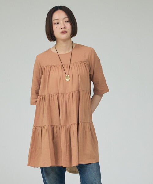qualite(カリテ)の「【後ろ姿も美しく】ティアードチュニック/オフィスカジュアル/夏服/春服(シャツ/ブラウス・レディース・ブラック/オフホワイト/ブラウン系その他・フリー)」の14枚目の写真