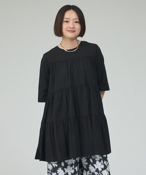 qualite(カリテ)の「【後ろ姿も美しく】ティアードチュニック/オフィスカジュアル/夏服/春服(シャツ/ブラウス・レディース・ブラック/オフホワイト/ブラウン系その他・フリー)」の15枚目の写真