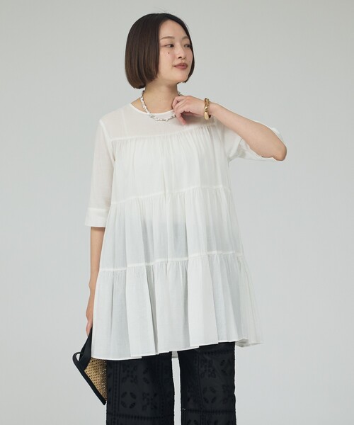 qualite(カリテ)の「【後ろ姿も美しく】ティアードチュニック/オフィスカジュアル/夏服/春服(シャツ/ブラウス・レディース・ブラック/オフホワイト/ブラウン系その他・フリー)」の17枚目の写真