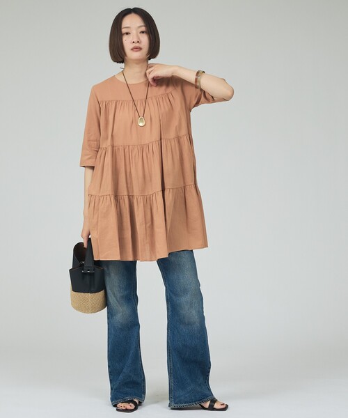 qualite(カリテ)の「【後ろ姿も美しく】ティアードチュニック/オフィスカジュアル/夏服/春服(シャツ/ブラウス・レディース・ブラック/オフホワイト/ブラウン系その他・フリー)」の9枚目の写真
