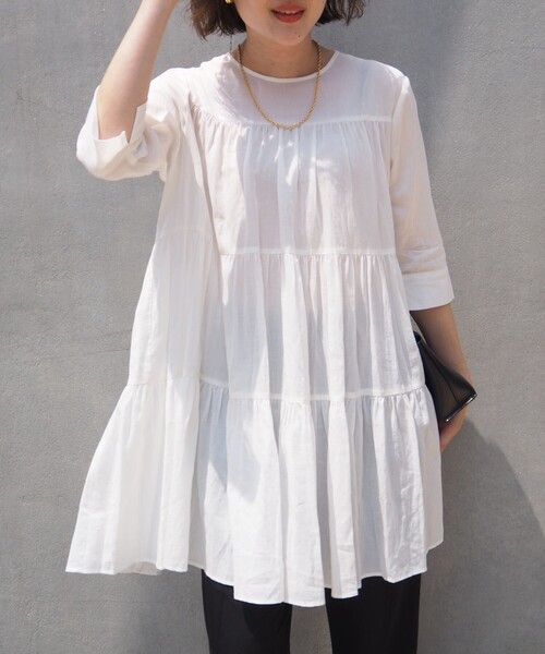 qualite(カリテ)の「【後ろ姿も美しく】ティアードチュニック/オフィスカジュアル/夏服/春服(シャツ/ブラウス・レディース・ブラック/オフホワイト/ブラウン系その他・フリー)」の12枚目の写真