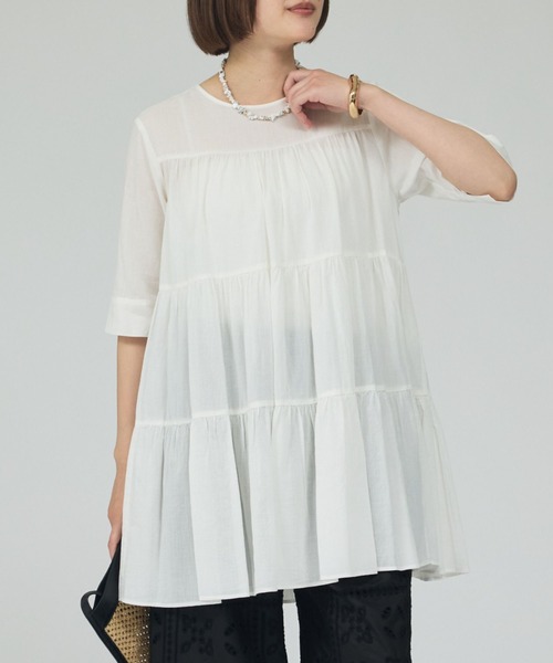 qualite(カリテ)の「【後ろ姿も美しく】ティアードチュニック/オフィスカジュアル/夏服/春服(シャツ/ブラウス・レディース・ブラック/オフホワイト/ブラウン系その他・フリー)」の4枚目の写真