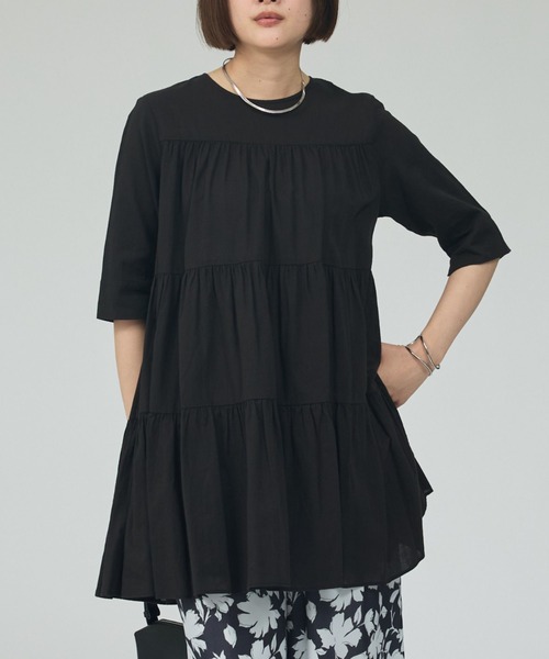 qualite(カリテ)の「【後ろ姿も美しく】ティアードチュニック/オフィスカジュアル/夏服/春服(シャツ/ブラウス・レディース・ブラック/オフホワイト/ブラウン系その他・フリー)」の5枚目の写真