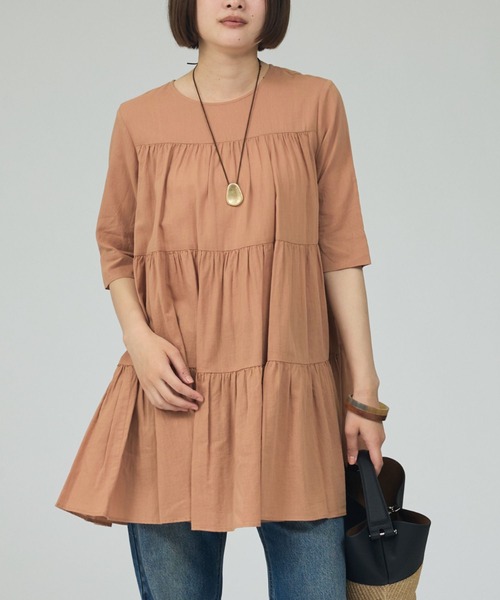 qualite(カリテ)の「【後ろ姿も美しく】ティアードチュニック/オフィスカジュアル/夏服/春服(シャツ/ブラウス・レディース・ブラック/オフホワイト/ブラウン系その他・フリー)」の6枚目の写真