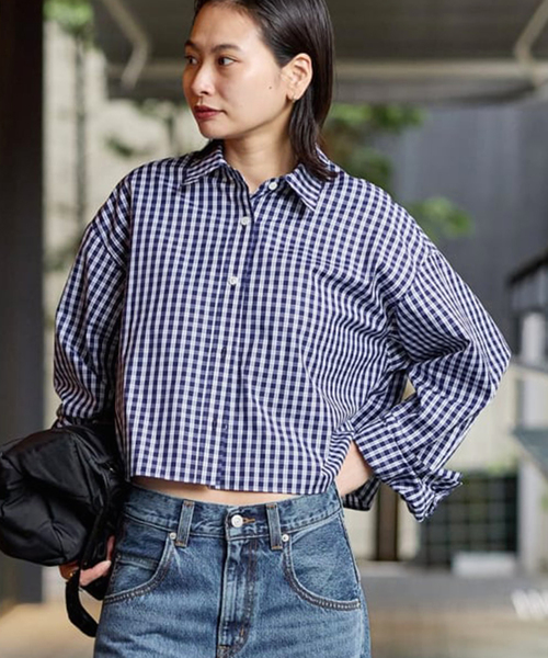 JOURNAL STANDARD(ジャーナルスタンダード)の「コンパクトコットン クロップドシャツ(シャツ/ブラウス・レディース・ネイビー/ホワイト/サックスブルー/ブルー・FREE)」の2枚目の写真