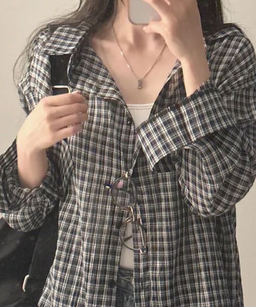 2ly2(トゥーリートゥー)の「軽やかに羽織れる!ゆったりチェック柄シャツ(シャツ/ブラウス・レディース・ホワイト/ピンク/ブラック・FREE)」の3枚目の写真